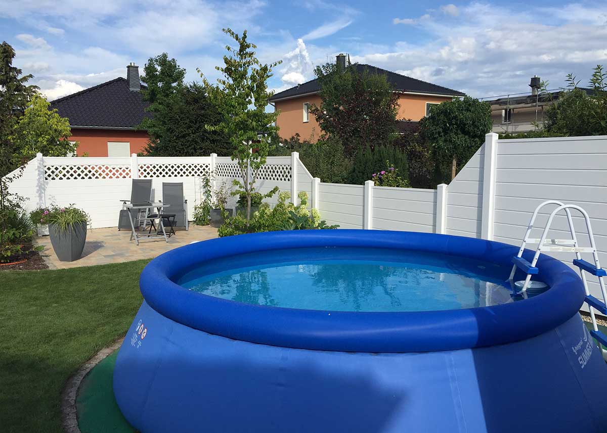 Sichtschutzanlage weiß individuell Kunststoff, Garten Sichtschutz mit Rankgitter weiß, Pool Sichtschutzzaun flexibel aufbauen, wartungsfreier Sichtschutz für Familiengarten