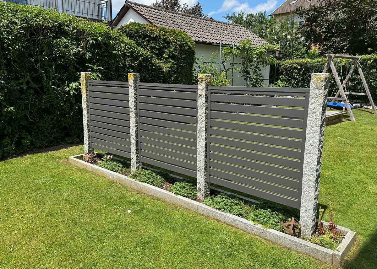 Trennwand mit Spalt im Garten in Aluminium-Optik aus PVC