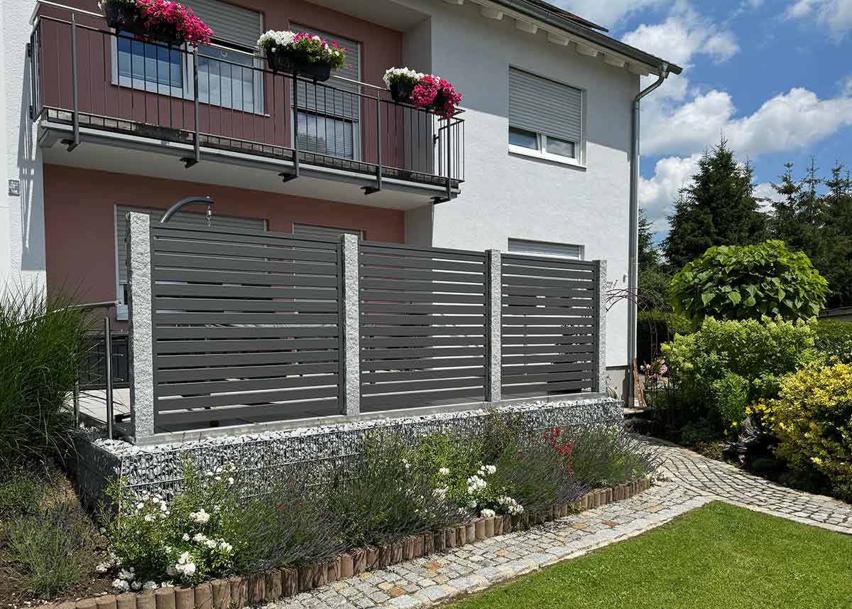 Sichtschutzwand auf Mauer aufgedübelt in Aluminium-Optik mit Spaltelementen