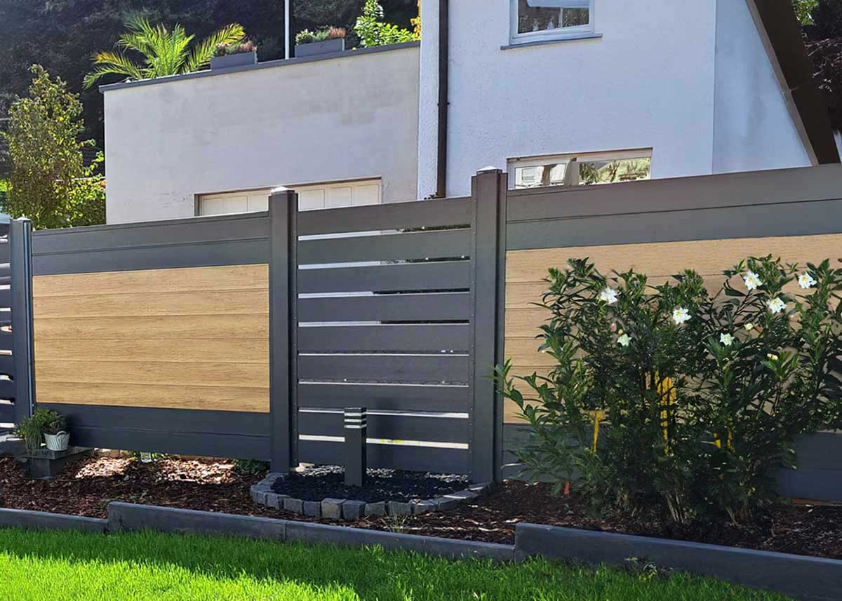 Sichtschutzwand in Holzoptik beige aus langlebigen Kunststoff im Garten