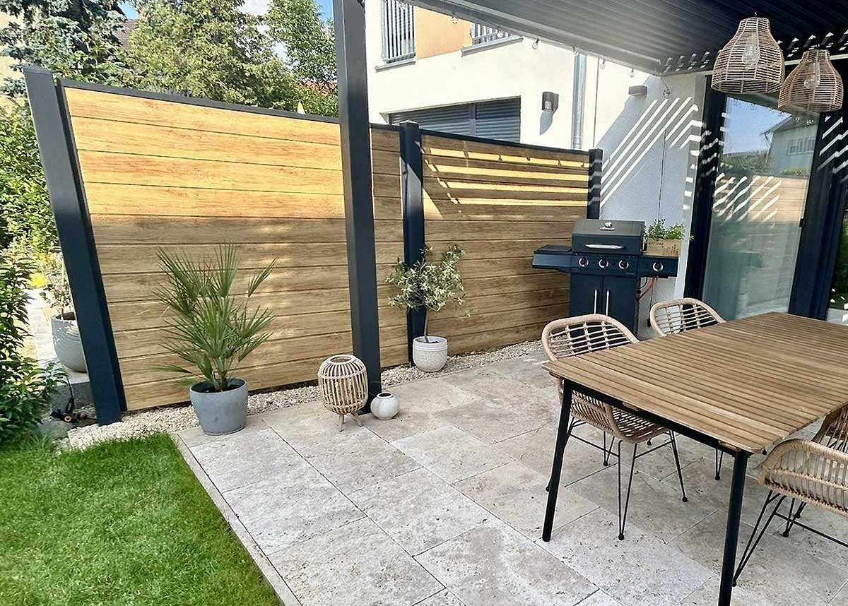 ECOLINE - täuschend echte Holzmaserung in Desert Oak Sichtschutzzaun aus Kunststoff PVC in Holzoptik Beige auf einer Terrasse