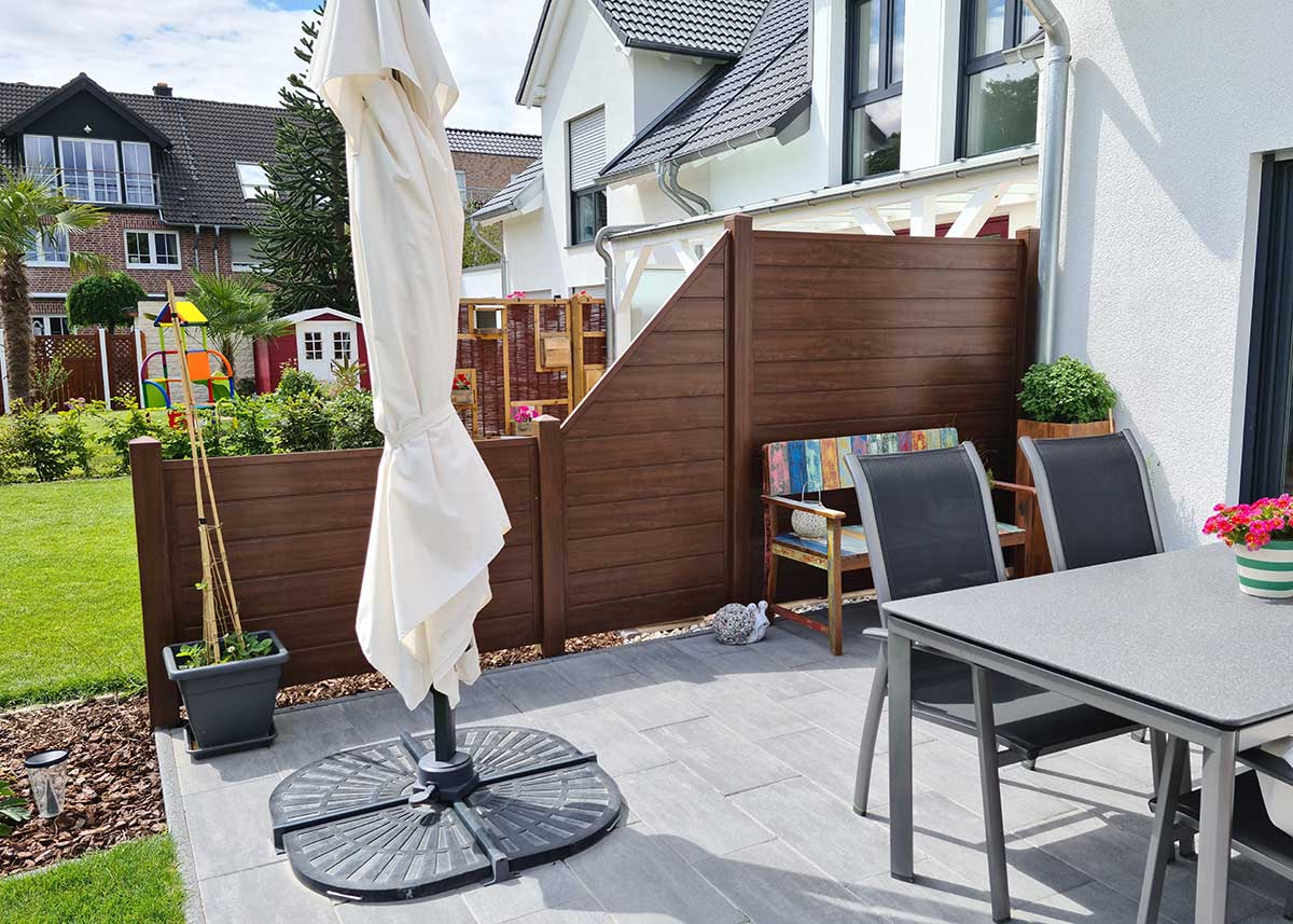 Sichtschutzwand aus stabilen Qualitäts-Kunststoff auf der Terrasse