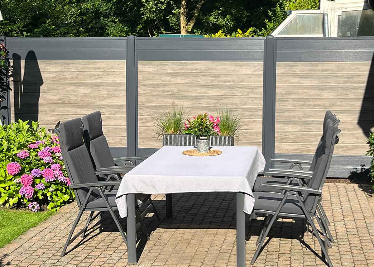 Wandabtrennung im Garten aus Kunststoff in täuschend echter Holzoptik Grau Monument Oak