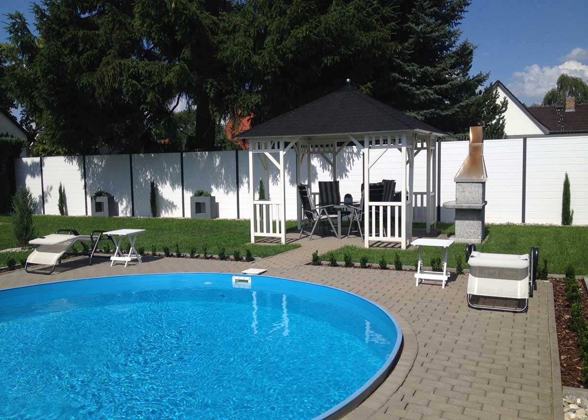 Trennwand im Garten aus Kunststoff in weiß als Sichtschutz für den Pool/Badebassin