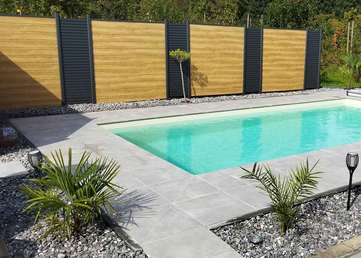 UV-beständiger Poolsichtschutz am Schwimmbecken aus Kunststoff in Holzoptik beige mit Rankgitterelementen
