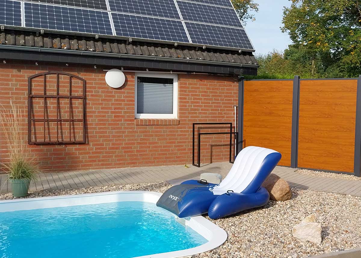 XL Sichtschutz am Pool in warmer Holzoptik aus PVC, kein WPC