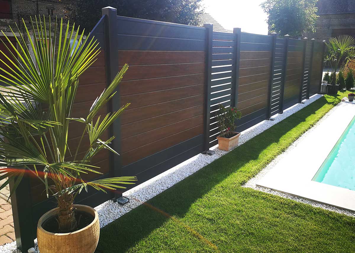 Sichtschutz für den Pool in Holz-Optik Nussbaum mit Spalt-Elementen in Anthrazit, im Garten