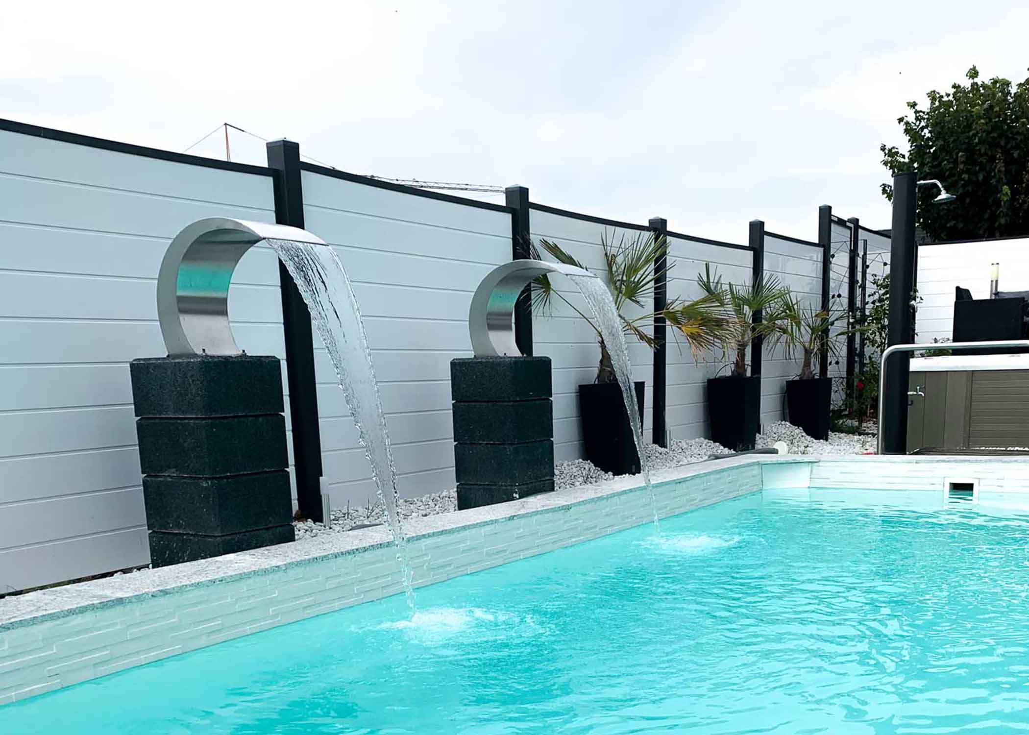 Sichtschutz dicht für luxuriöse Poollandschaft in Grau-Anthrazit