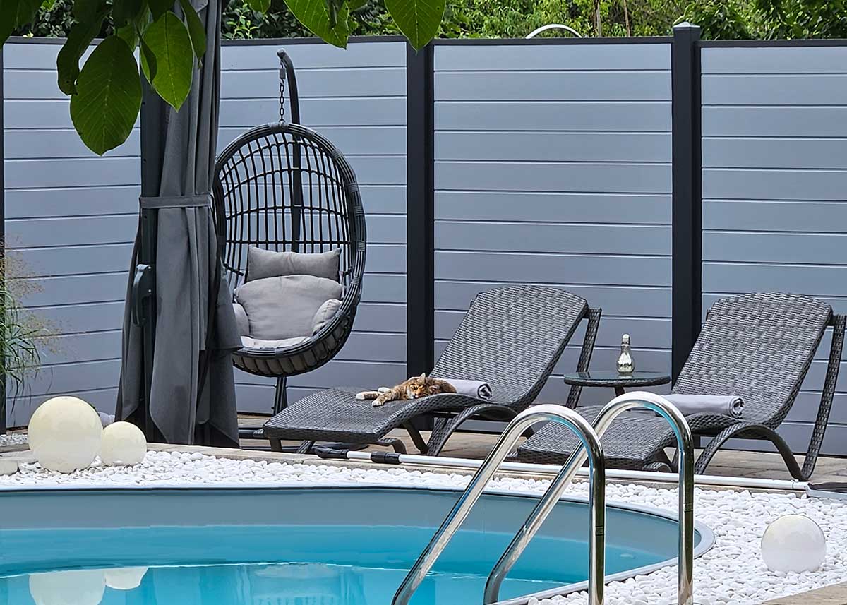 Sichtschutzwand am Pool im modernen Grau Anthrazit Trend-Trennwand