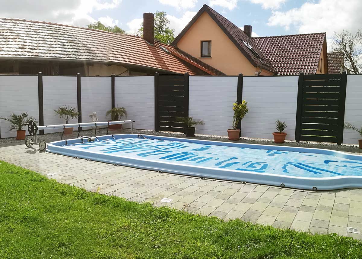 Sichtschutz mit Spaltsichtschutzwand um den Swimming-Pool in Weiß und Anthrazit aus Kunststoff