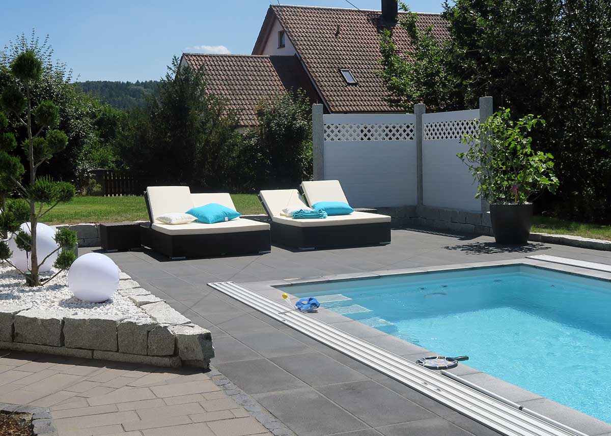 Sichtschutz für den Badebereich am Pool in Weiß aus langlebigen PVC