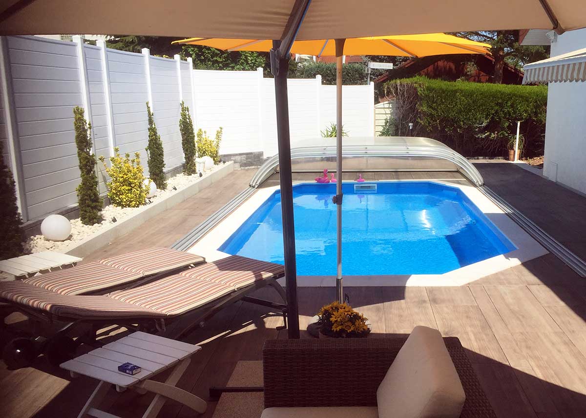 Sichtschutz für Terrasse und Poolbereich in weiß aus stabilen Kunststoff