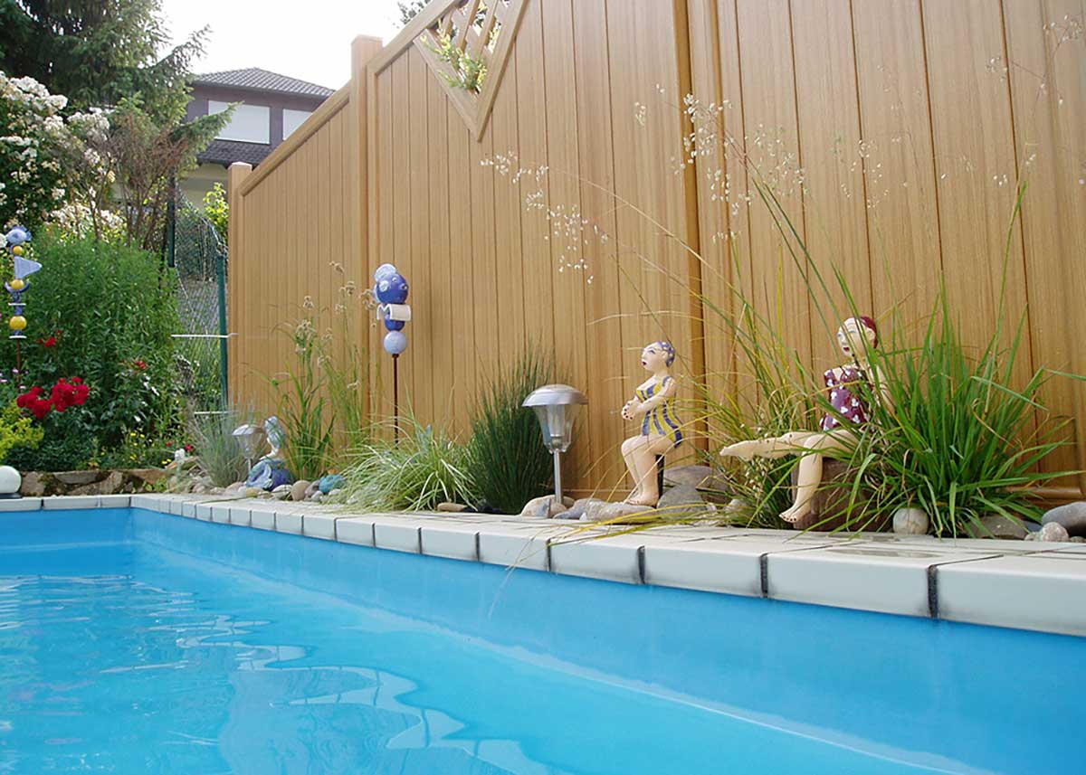 Sichtschutz am Pool helle Holzoptik modern 2 m Hoch mit Design-Element Rankgitter