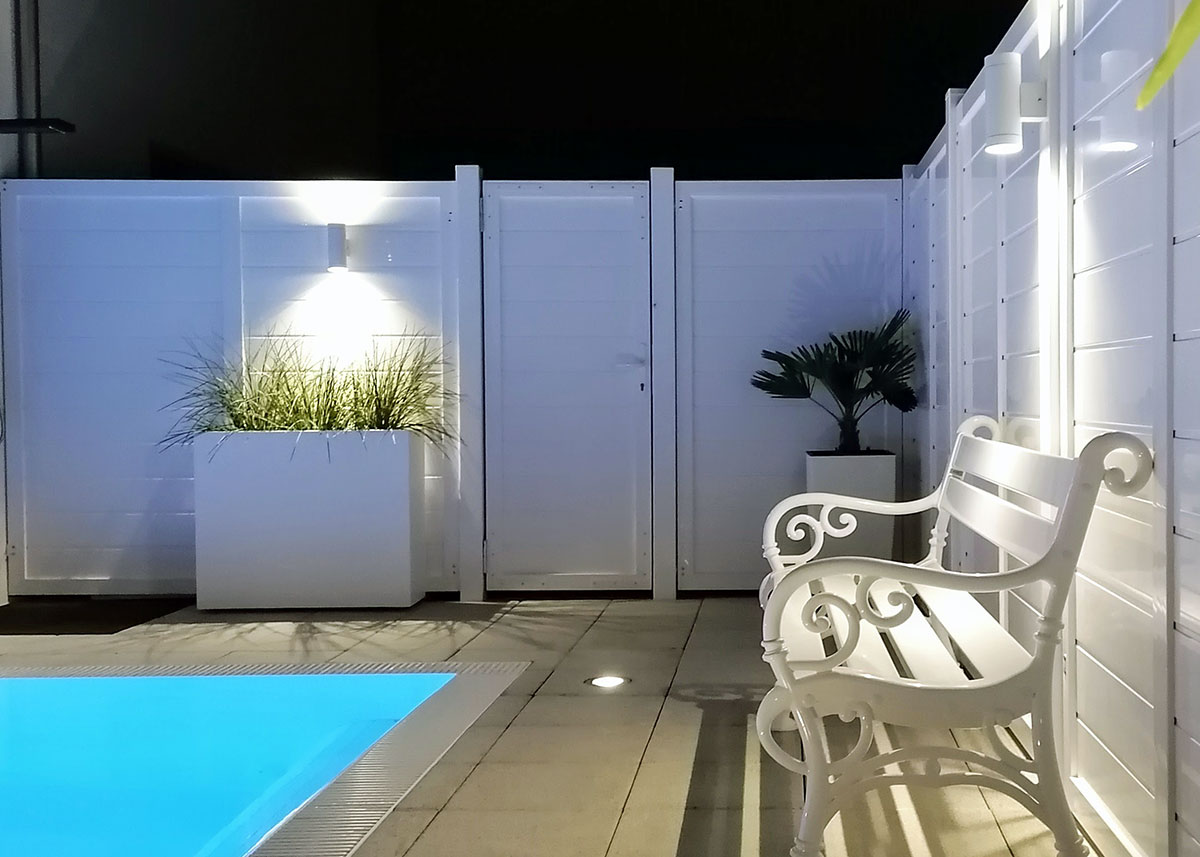Sichtschutz am Pool 2 m hohe weiße Wand mit Tür blickdicht