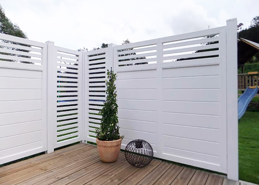 Sichtschutz mit Rhombus-Design aus Kunststoff in Weiß 2 m hoch auf Terrasse