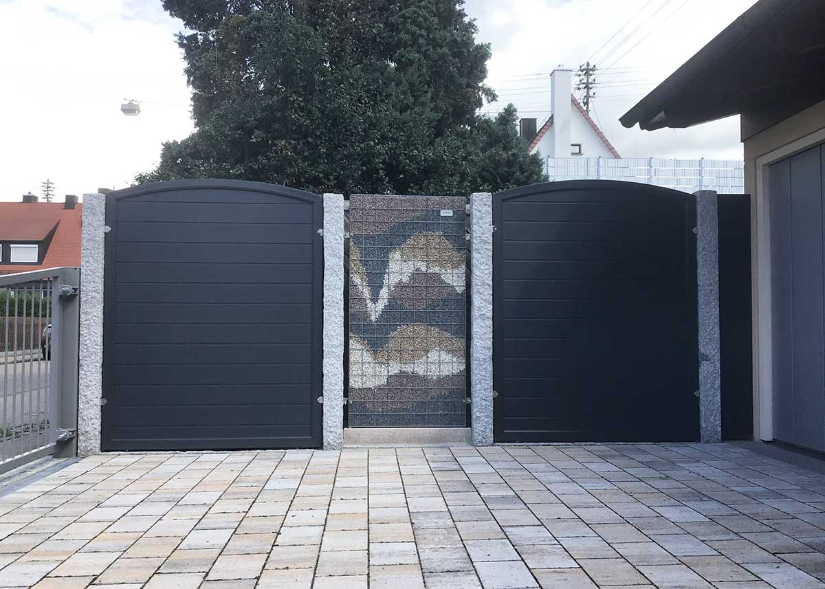 Sichtschutzelemente im Garten und Hof aus Kunststoff in Anthrazit mit Oberbogen