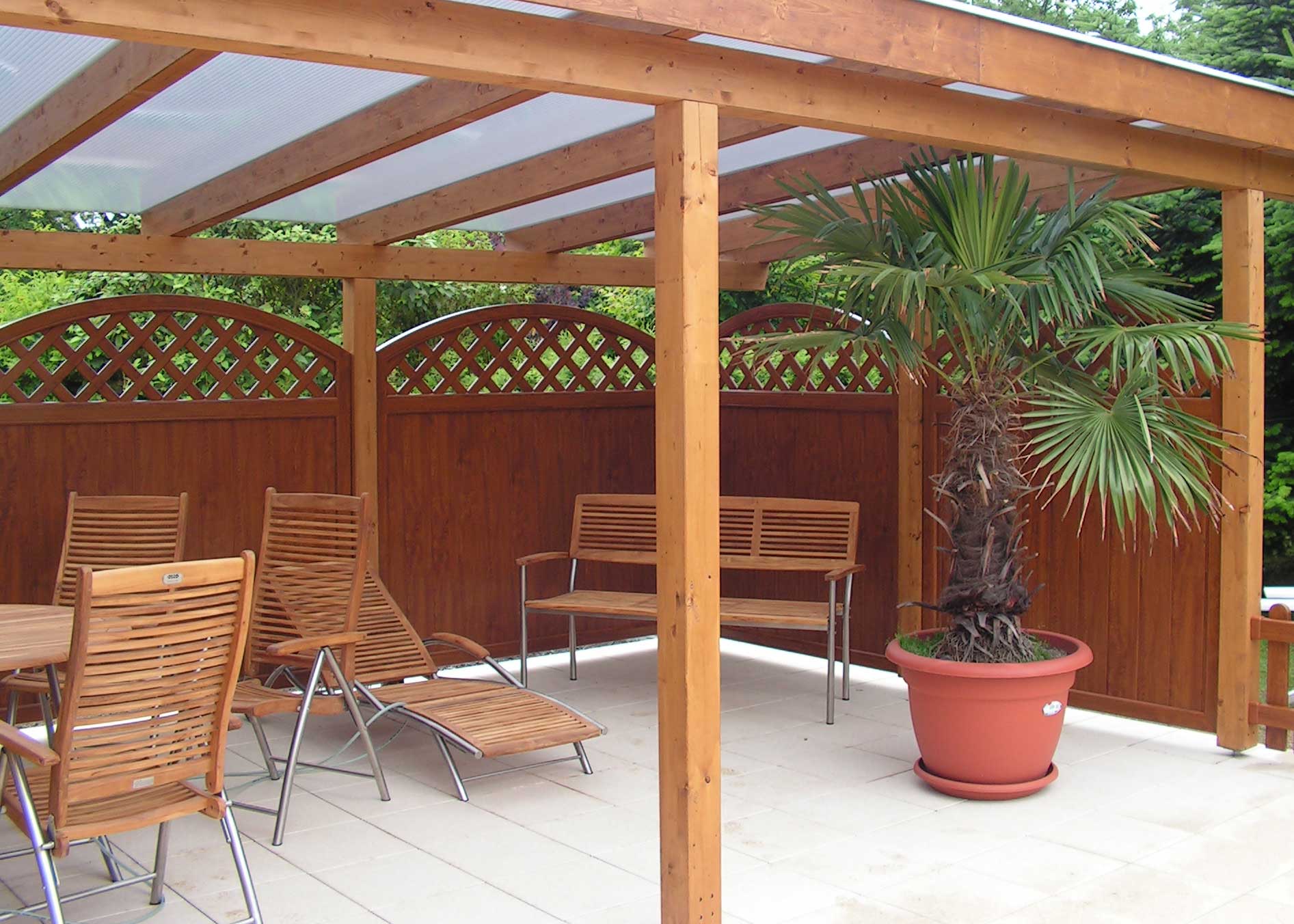 SICHTAFLEX Rund - natürliche Golden Oak Holzoptik Sichtschutzzaun aus Kunststoff PVC in Golden Oak Holzoptik an Terrassenüberdachung