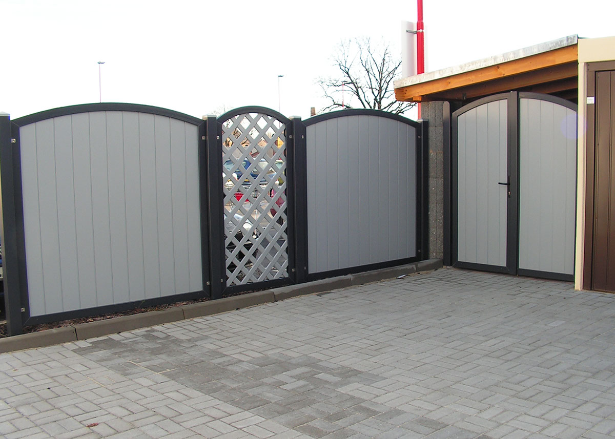 Seitenwand Carport mit Sichtschutz mit Oberbogen und Rankgitter