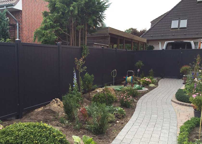 Sichtschutzwand Anthrazit im Garten gleichmäßiger Sichtschutz ohne Ausbleichen Kunststoffzaun mit UV-beständiger Farbe