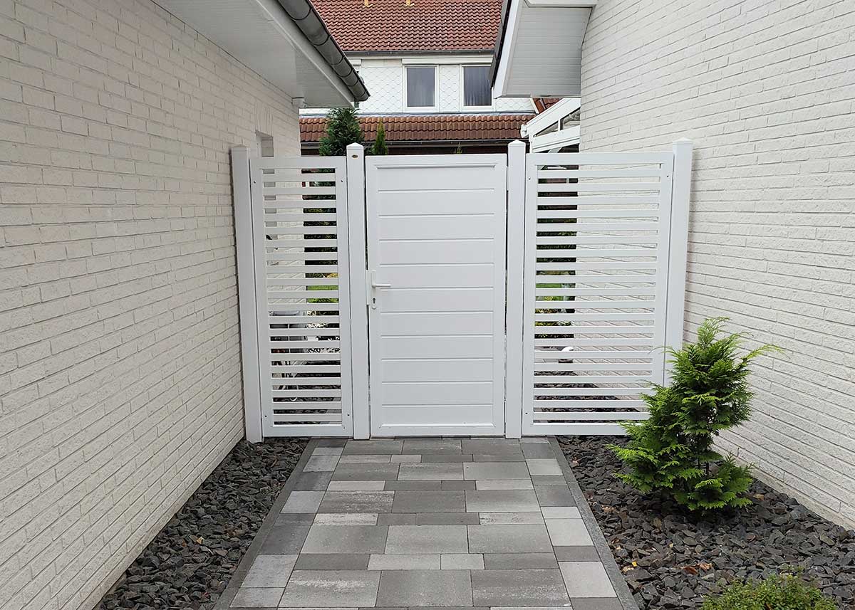 Sichtschutztür mit Sichtschutz mit Spaltelemeten, Rhombus-Zaun, Seiteneingang Garten
