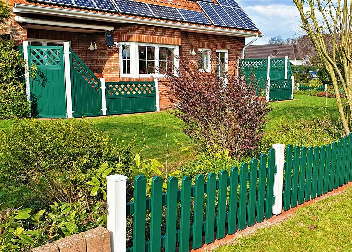 ichtschutz in Moosgrün mit Rankgittern und passendem Lattenzaun – ideal für Terrassen im Landhausstil