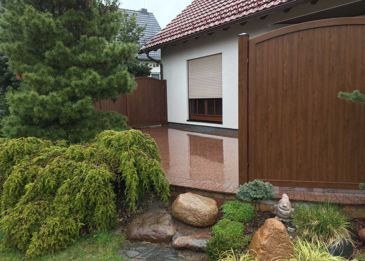 Sichtschutz rund in Holzoptik Nussbaum Braun auf der Terrasse