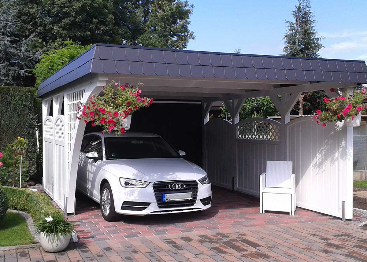 rundes weißes Sichtschutzelement auf Maß mit Bogen und Rankgitter am Carport für Landhaus-Romantik