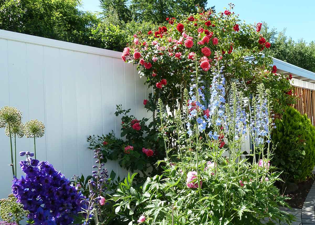 Sichtschutz weiß senkrecht XXL hoch und breit im Garten