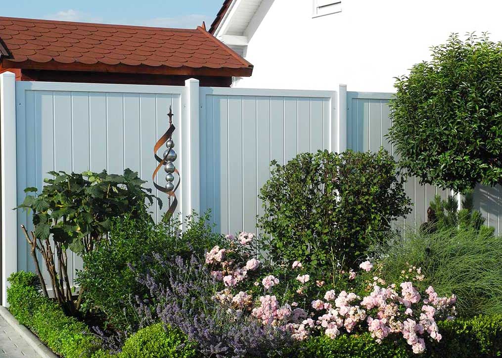 weißer Sichtschutzzaun Wand im Garten Vorgarten als moderner Hintergrund