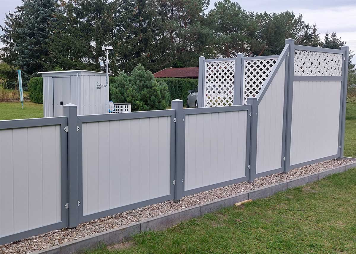 Sichtschutz Terrasse individuelle Elemente in Weiß und Grau mit Rankgitter