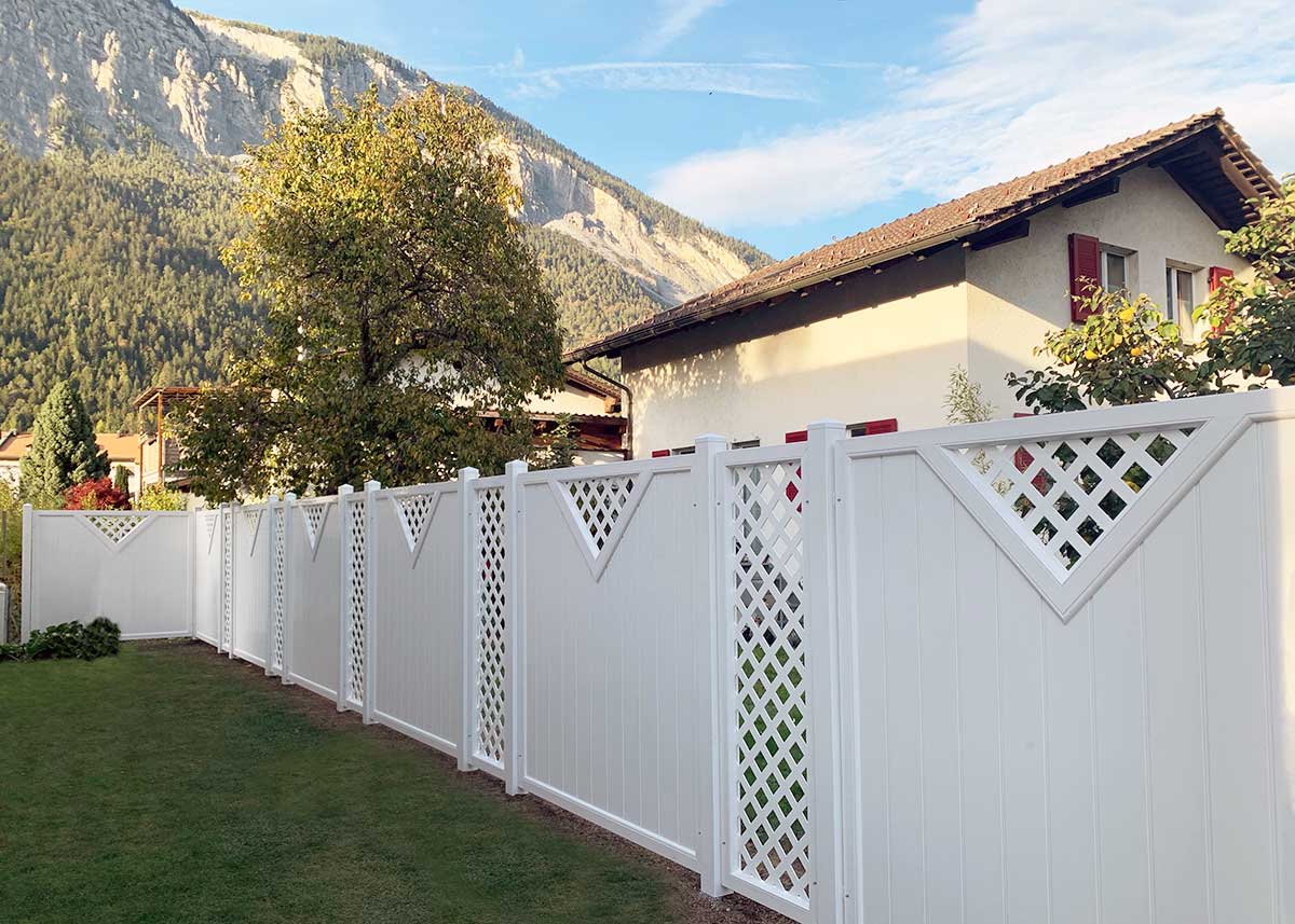 Sichtschutzzaun aus Kunststoff mit Rankgitter – Weißer Gartenzaun für Privatsphäre und Stil
