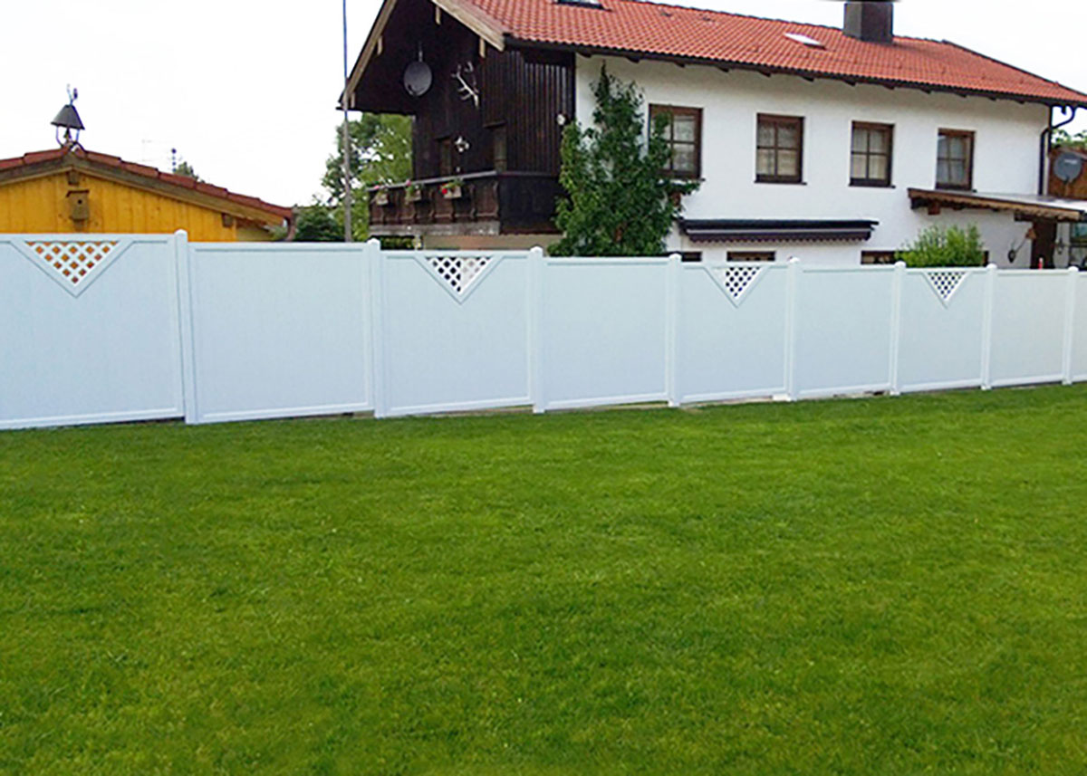 stabile hohe lange Sichtschutzwand in weiß mit Rankgitter-Elementen