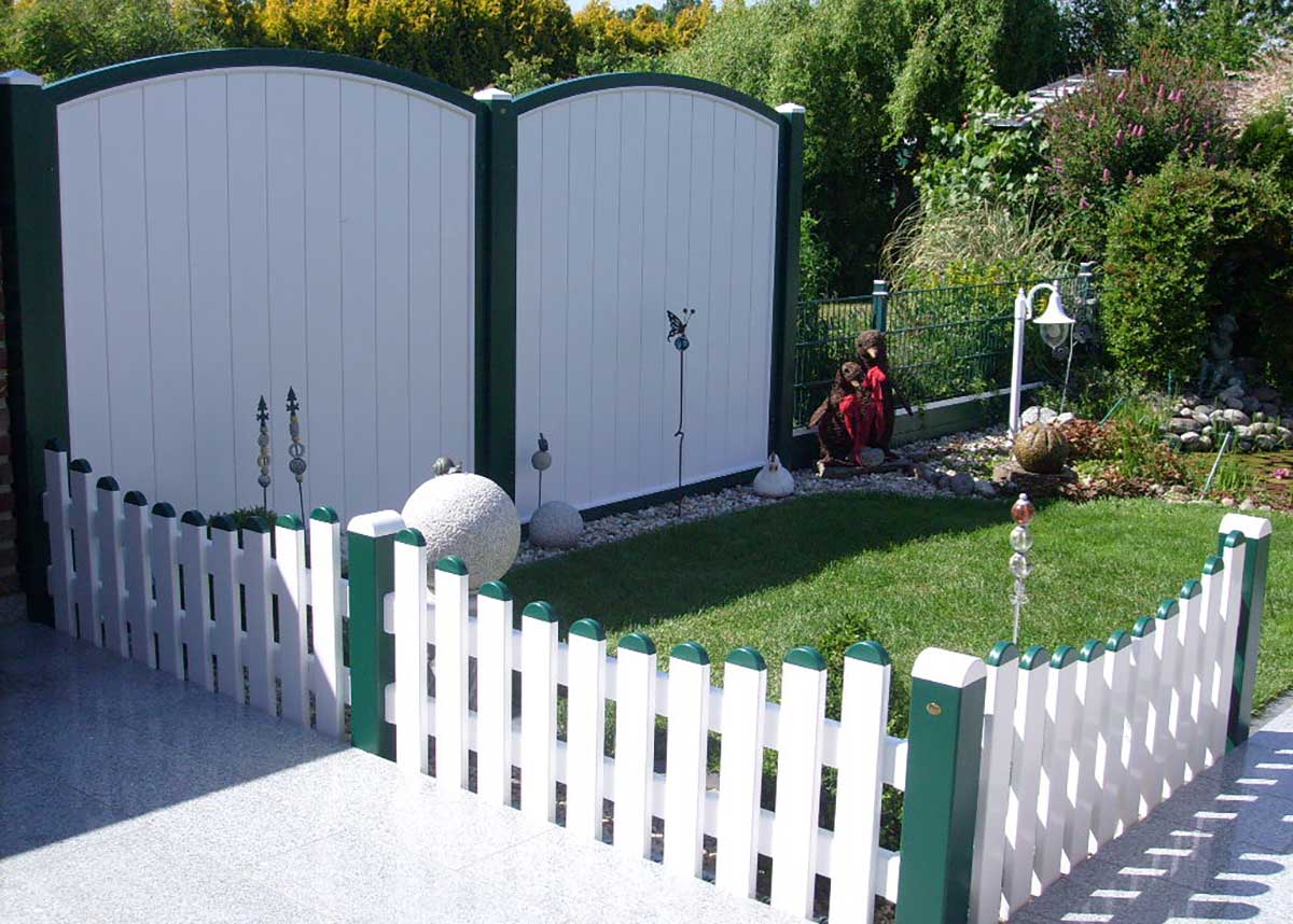 Sichtschutz Rundbogen in weiß und grün mit Gartenzaun aus PVC Kunststoff im Garten