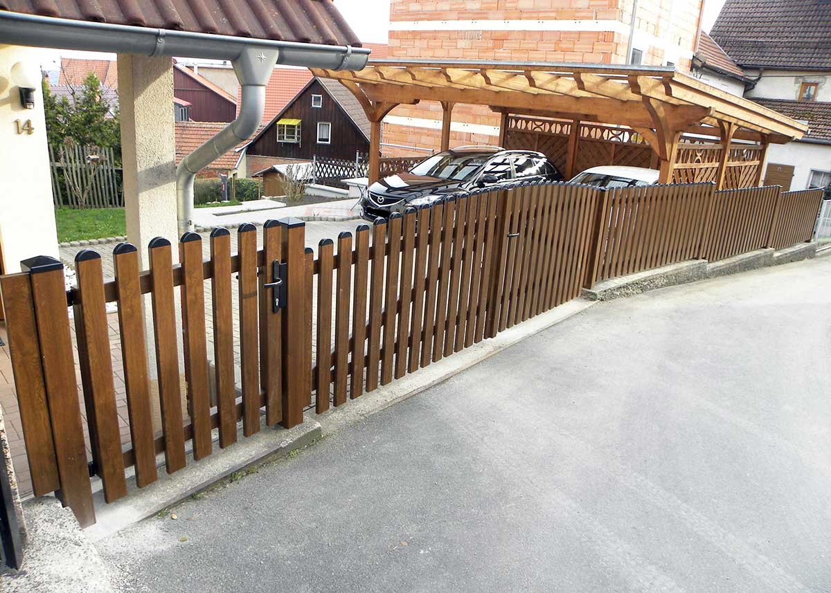 Lattenhoftor Hoftor in Nussbaum mit anthrazitfarbenen Akzenten