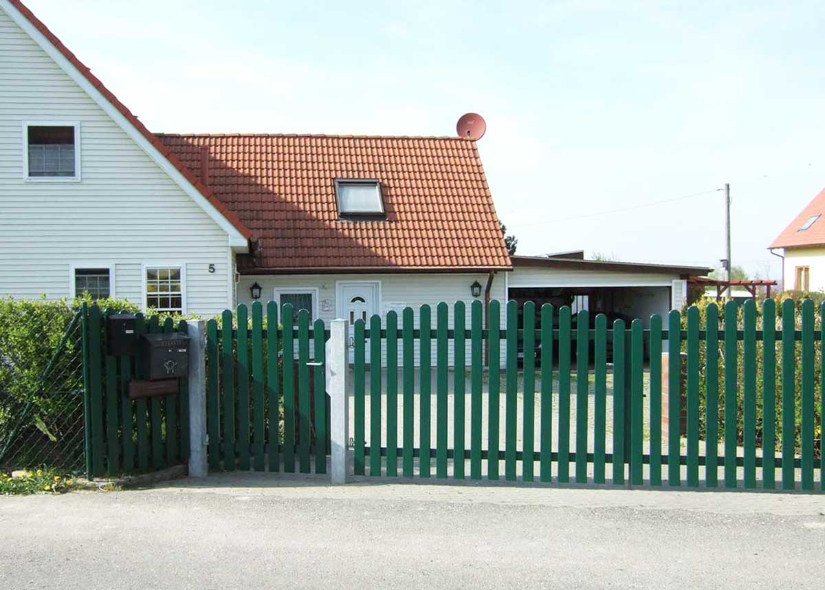 Lattenhoftor mit Gartenpforte in Grün