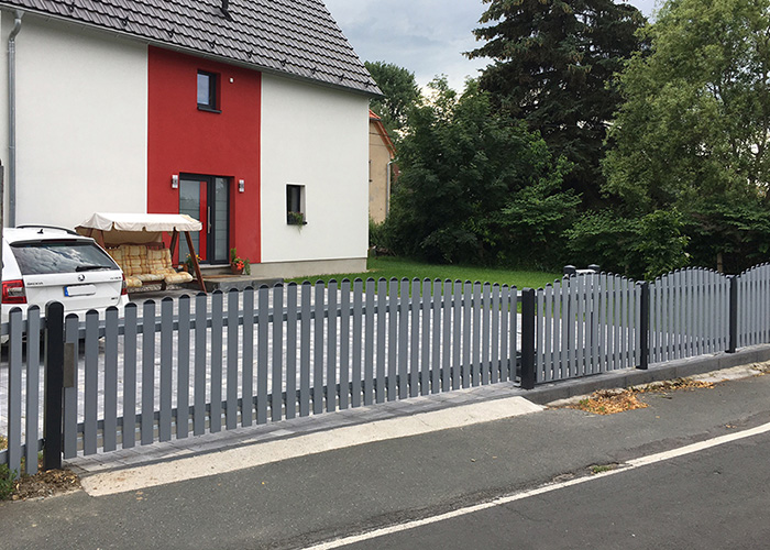 Lattenhoftor mit elektrischer Toranlage, Schiebetor in Grau/Anthrazit