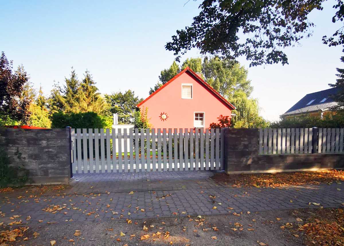 Lattenhoftor als Schiebetor in Grau/Anthrazit