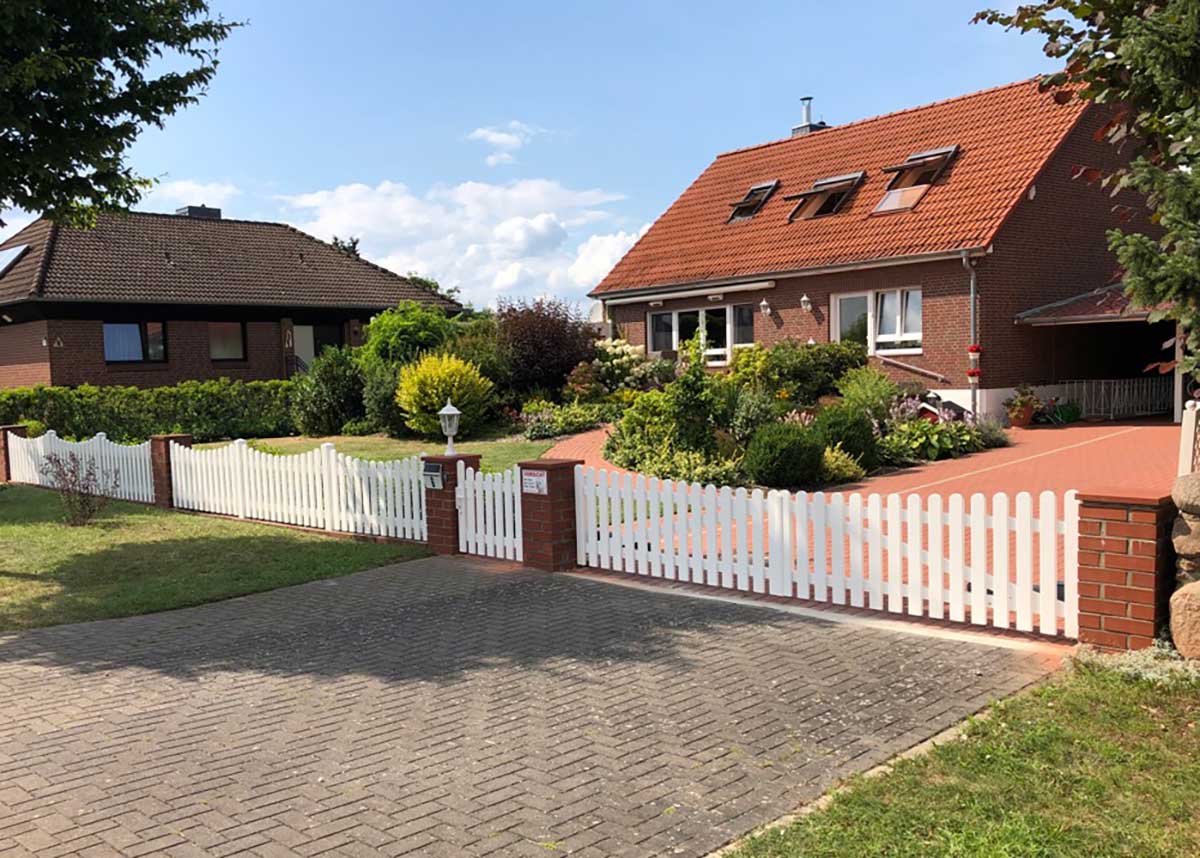 Lattenhoftor 2-Flügelig mit Gartenpforte in Weiß zum Friesenzaun
