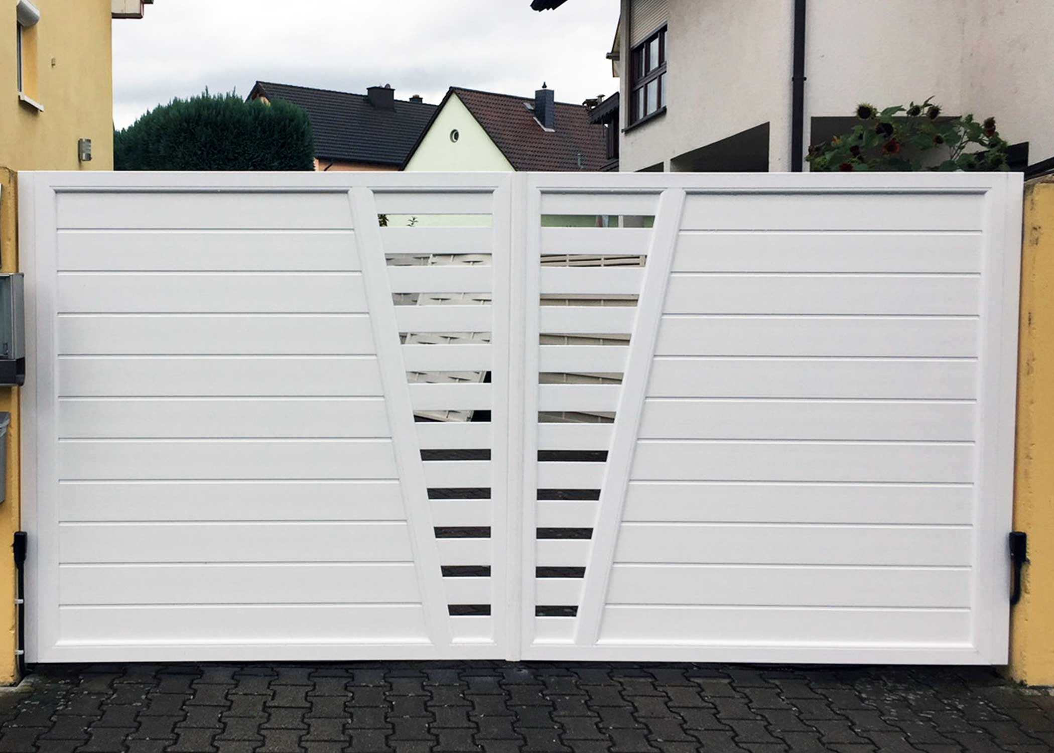 Sichtschutztor Hofeinfahrt mit Sichtspalten in Design-Optik, in Weiß