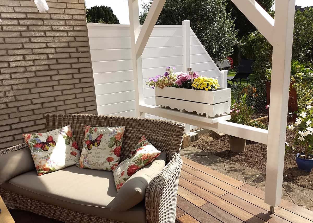 weißer Sichtschutz für kleine Terrasse, Sichtschutzzaun mit wenigen Elementen, PVC Sichtschutz für Sitzplatz, Sichtschutz Terrasse klein weiß, schräges Sichtschutzelement Garten, Sichtschutz modern minimalistisch