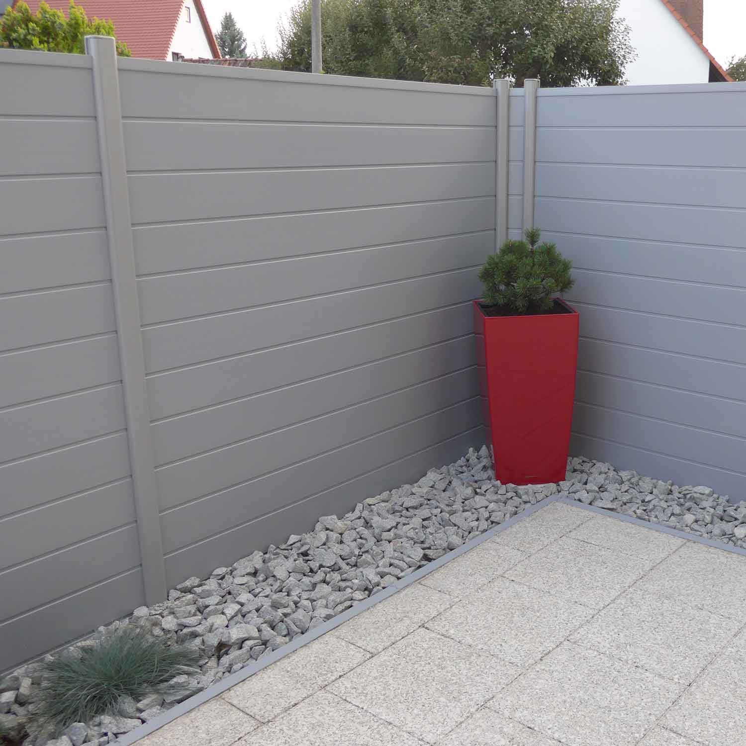 Sichtschutzwand um eine Terrasse aus Kunststoff in Grau