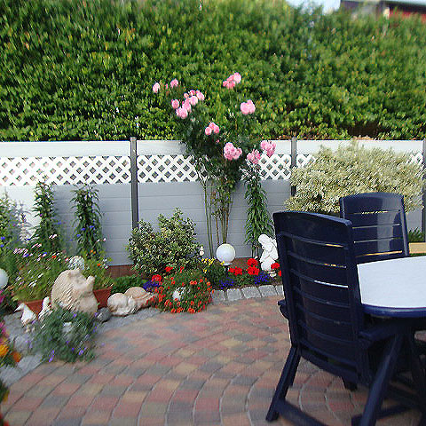 Sichtschutzzaun um eine Terrasse in niedriger Höhe mit Rankgitter in Grau