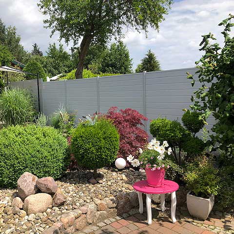 Sichtschutz für die Terrasse im Garten aus Kunststoff in Grau