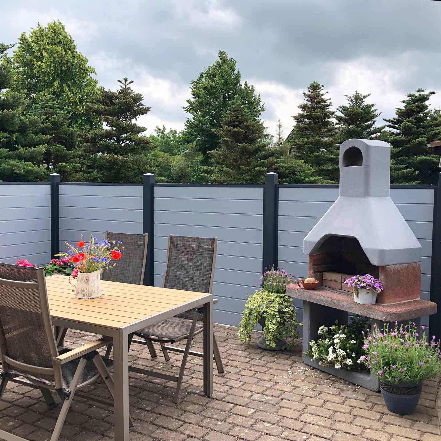 Terrassensichtschutz in Grau und Anthrazit aus Kunststoff