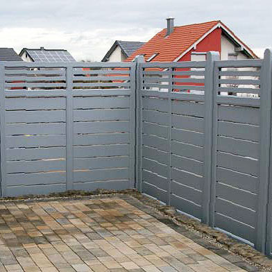 Sichtschutzwand mit design Rhombusgitter-Elementen in Grau auf einer Terrasse