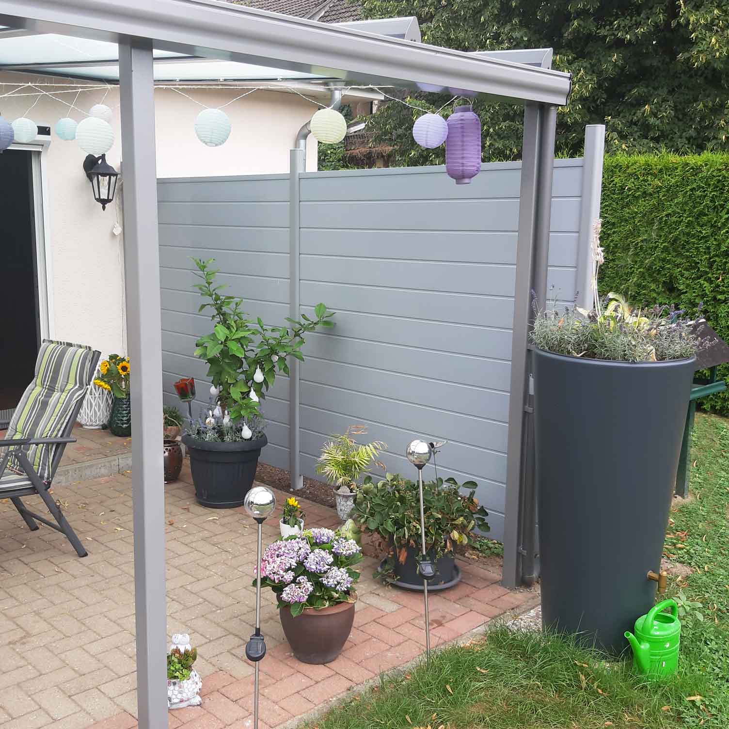 Sichtschutzwand auf einer Terrasse in Grau aus Kunststoff mit Steckpfosten