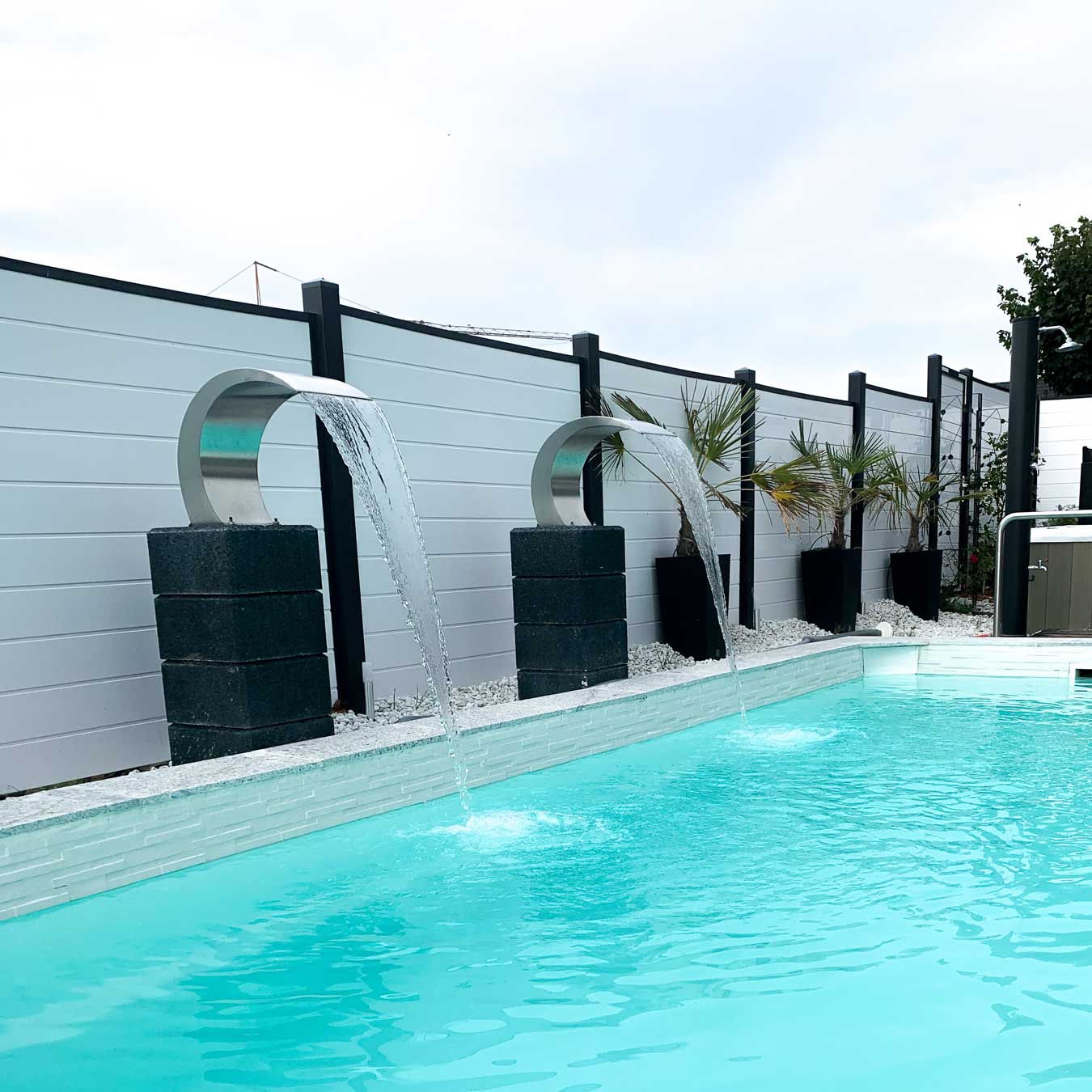 Sichtschutzwand um Pool in Grau und Anthrazit