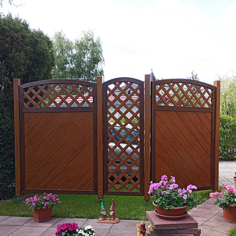 Sichtschutz in Holzoptik im Garten Golden Oak und Nussbaum mit Rankgitter Rundbogen