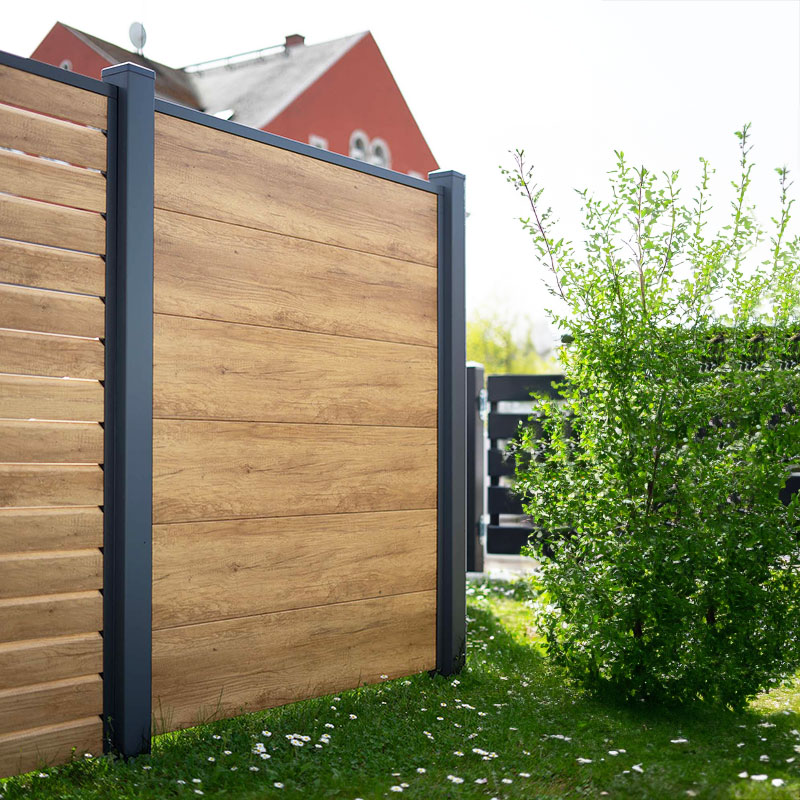 Sichtschutzzaun in Holzoptik Desert Oak im Garten mit XL Profilen