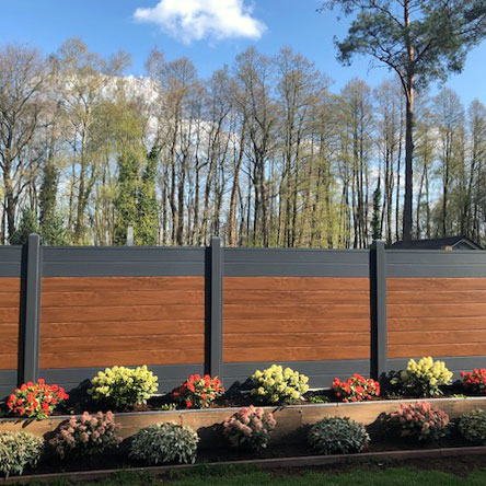 Sichtschutzwand im Garten in Holzoptik und Anthrazit